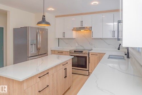 13711 133 Avenue, Edmonton, AB - Indoor Photo Showing Kitchen