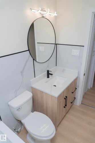 13711 133 Avenue, Edmonton, AB - Indoor Photo Showing Bathroom