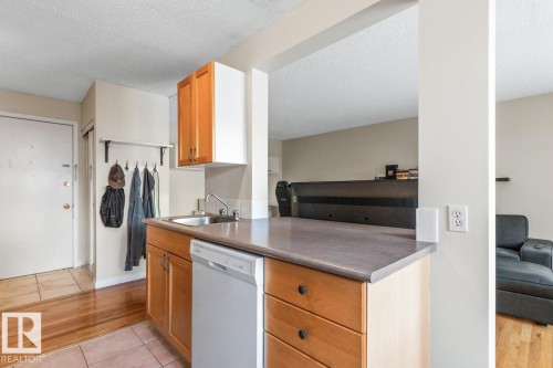 203 10230 120 Street, Edmonton, AB - Indoor Photo Showing Kitchen