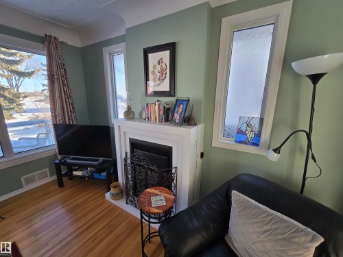 11303 113A Avenue Nw, Edmonton, AB - Indoor With Fireplace