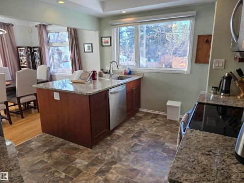 11303 113A Avenue Nw, Edmonton, AB - Indoor Photo Showing Kitchen