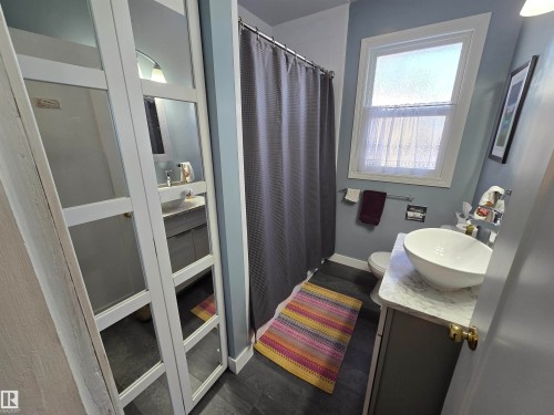 11303 113A Avenue Nw, Edmonton, AB - Indoor Photo Showing Bathroom