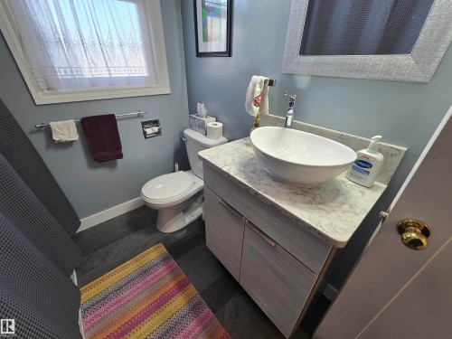 11303 113A Avenue Nw, Edmonton, AB - Indoor Photo Showing Bathroom