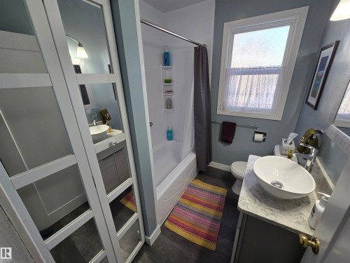 11303 113A Avenue Nw, Edmonton, AB - Indoor Photo Showing Bathroom