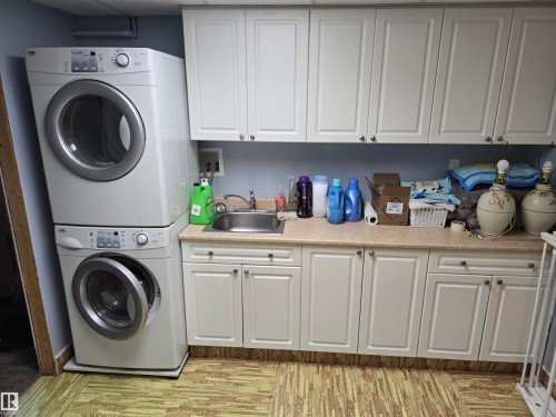 11303 113A Avenue Nw, Edmonton, AB - Indoor Photo Showing Laundry Room