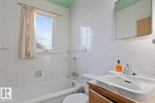 13611 119 Avenue, Edmonton, AB - Indoor Photo Showing Bathroom