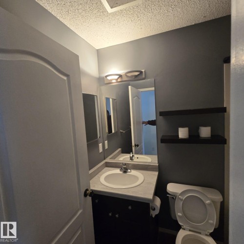 270 Dunvegan Road, Edmonton, AB - Indoor Photo Showing Bathroom