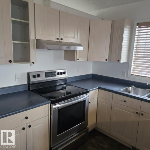 270 Dunvegan Road, Edmonton, AB - Indoor Photo Showing Kitchen