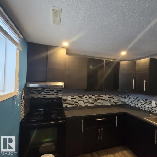 270 Dunvegan Road, Edmonton, AB - Indoor Photo Showing Kitchen