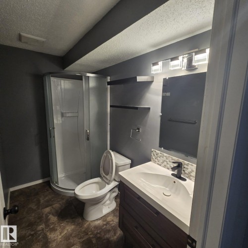 270 Dunvegan Road, Edmonton, AB - Indoor Photo Showing Bathroom