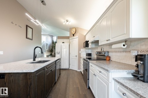 40 Deer Park Boulevard, Spruce Grove, AB - Indoor Photo Showing Kitchen With Double Sink With Upgraded Kitchen