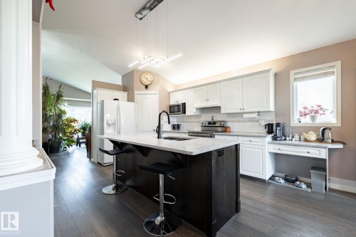 40 Deer Park Boulevard, Spruce Grove, AB - Indoor Photo Showing Kitchen