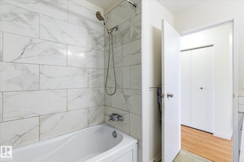 11443 22 Avenue, Edmonton, AB - Indoor Photo Showing Bathroom