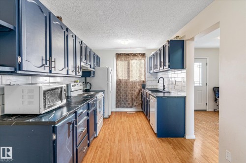11443 22 Avenue, Edmonton, AB - Indoor Photo Showing Kitchen