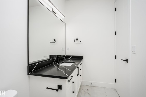 804 Elderberry Crest, Edmonton, AB - Indoor Photo Showing Bathroom
