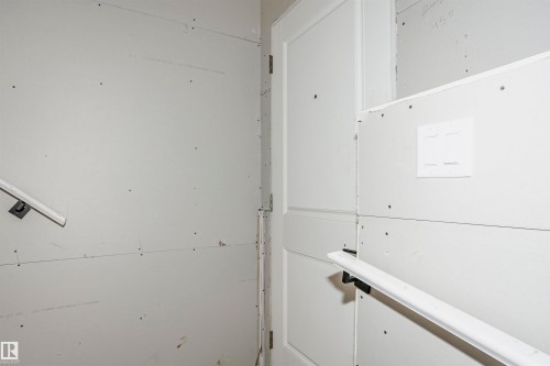 804 Elderberry Crest, Edmonton, AB - Indoor Photo Showing Other Room