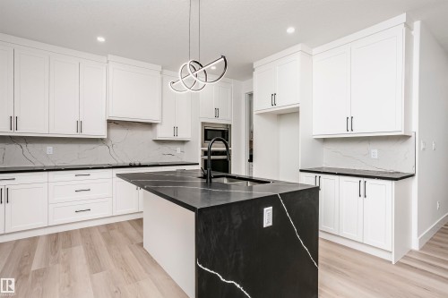 804 Elderberry Crest, Edmonton, AB - Indoor Photo Showing Kitchen With Upgraded Kitchen