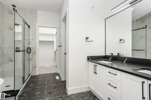 804 Elderberry Crest, Edmonton, AB - Indoor Photo Showing Bathroom