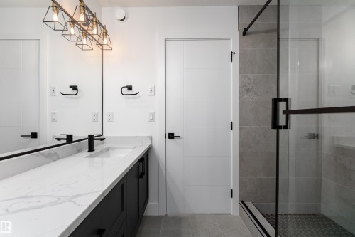 12031 124 Street, Edmonton, AB - Indoor Photo Showing Bathroom