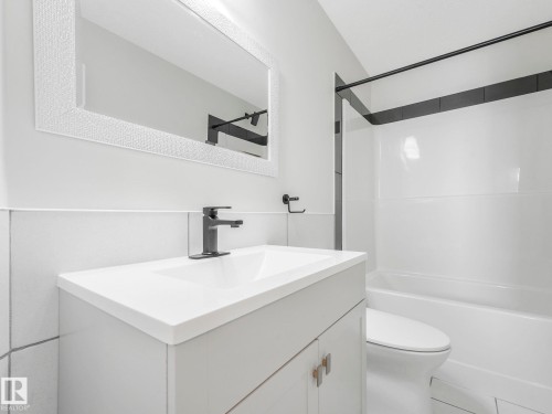 11219 125 Street, Edmonton, AB - Indoor Photo Showing Bathroom