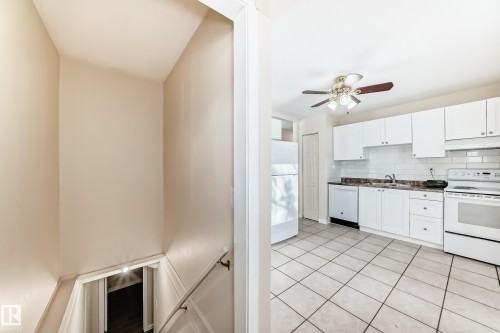 1667 42 Street, Edmonton, AB - Indoor Photo Showing Kitchen