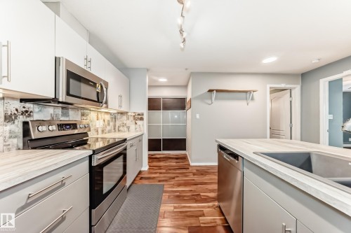 230 592 Hooke Road, Edmonton, AB - Indoor Photo Showing Kitchen