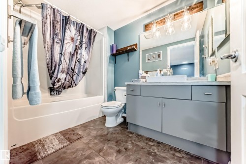 230 592 Hooke Road, Edmonton, AB - Indoor Photo Showing Bathroom