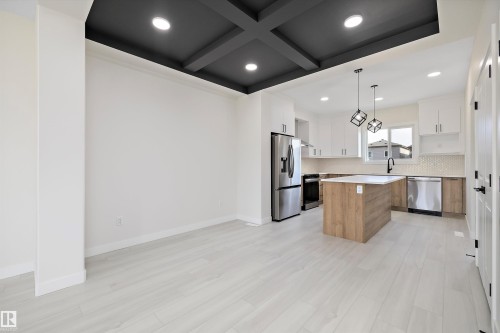 2113 Crossbill Lane, Edmonton, AB - Indoor Photo Showing Kitchen With Upgraded Kitchen