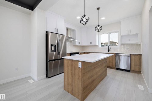 2113 Crossbill Lane, Edmonton, AB - Indoor Photo Showing Kitchen With Upgraded Kitchen