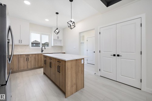 2113 Crossbill Lane, Edmonton, AB - Indoor Photo Showing Kitchen