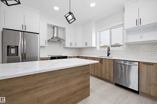 2113 Crossbill Lane, Edmonton, AB - Indoor Photo Showing Kitchen With Upgraded Kitchen