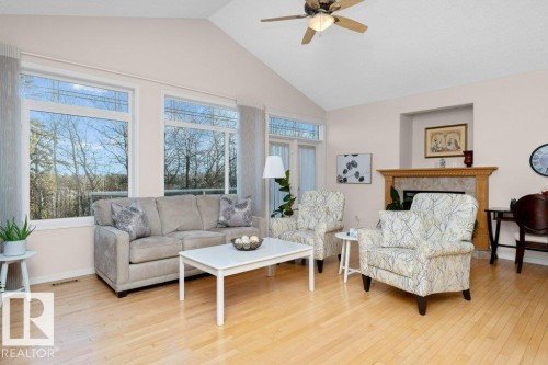 17 577 Butterworth Way, Edmonton, AB - Indoor Photo Showing Living Room