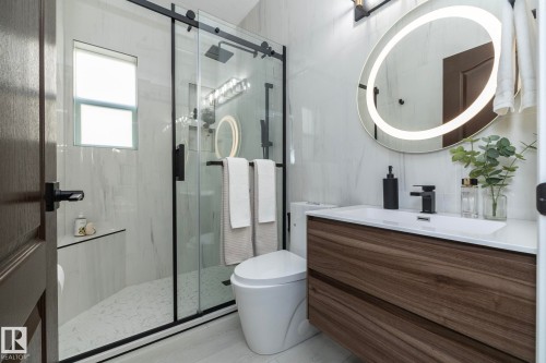 926 Thompson Place, Edmonton, AB - Indoor Photo Showing Bathroom