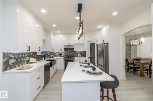 926 Thompson Place, Edmonton, AB - Indoor Photo Showing Kitchen With Upgraded Kitchen