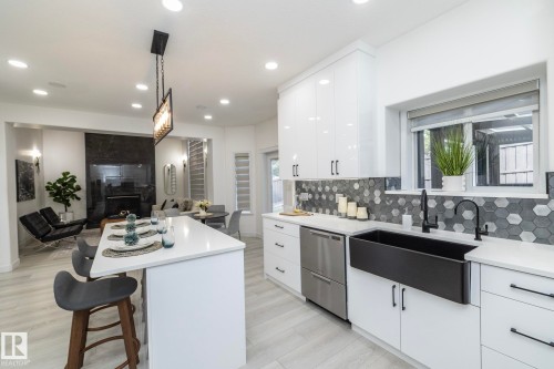 926 Thompson Place, Edmonton, AB - Indoor Photo Showing Kitchen With Upgraded Kitchen