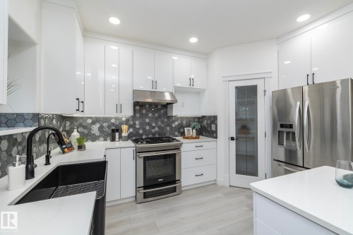 926 Thompson Place, Edmonton, AB - Indoor Photo Showing Kitchen With Upgraded Kitchen