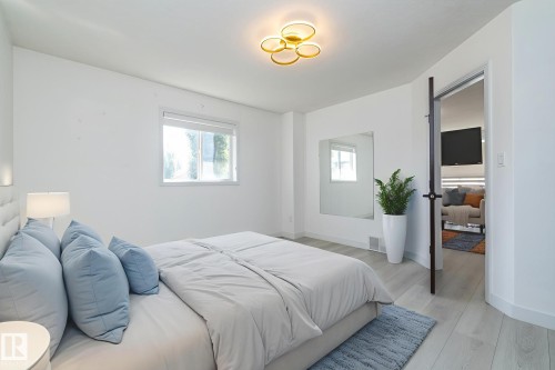 926 Thompson Place, Edmonton, AB - Indoor Photo Showing Bedroom