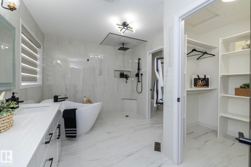 926 Thompson Place, Edmonton, AB - Indoor Photo Showing Bathroom