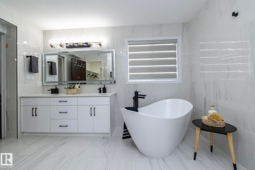 926 Thompson Place, Edmonton, AB - Indoor Photo Showing Bathroom