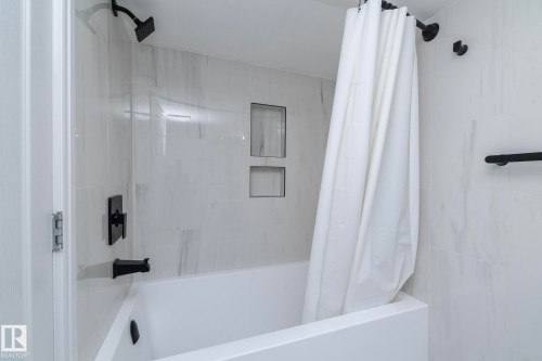 926 Thompson Place, Edmonton, AB - Indoor Photo Showing Bathroom