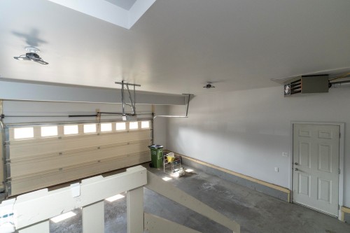 926 Thompson Place, Edmonton, AB - Indoor Photo Showing Garage