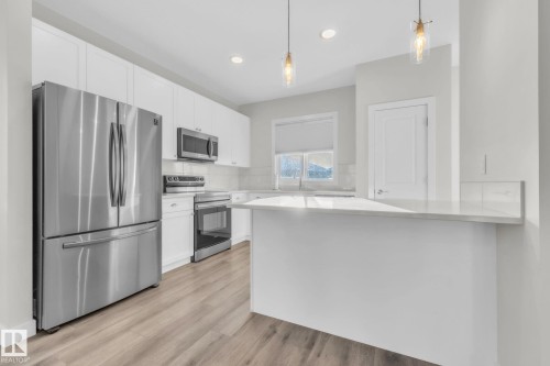 37 Sienna Boulevard, Fort Saskatchewan, AB - Indoor Photo Showing Kitchen With Upgraded Kitchen