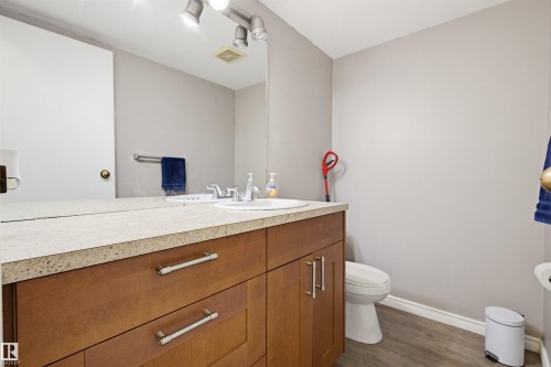 11108 83 Avenue Nw, Edmonton, AB - Indoor Photo Showing Bathroom