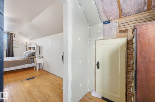 Bedroom with vaulted ceiling and light wood-style flooring - 11515 101 Street, Edmonton, AB - Indoor