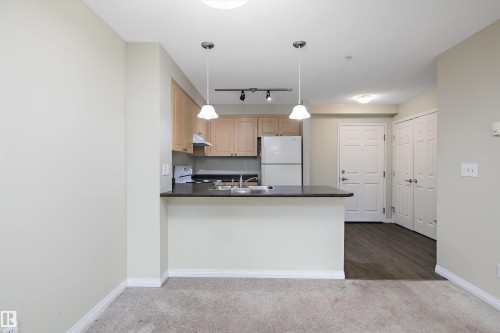 213 636 Mcallister Loop, Edmonton, AB - Indoor Photo Showing Kitchen