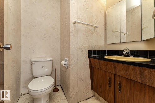 10207 165 Avenue, Edmonton, AB - Indoor Photo Showing Bathroom