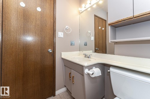 10207 165 Avenue, Edmonton, AB - Indoor Photo Showing Bathroom