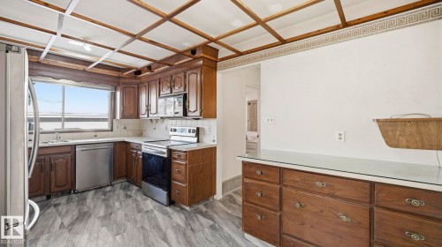 10478 21 Avenue, Edmonton, AB - Indoor Photo Showing Kitchen