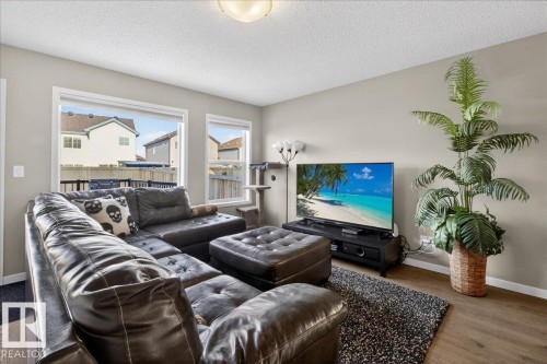 5220 20 Avenue Sw, Edmonton, AB - Indoor Photo Showing Living Room