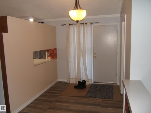 Foyer featuring dark wood-style floors and baseboards - 4910 53 Avenue, Willingdon, AB 